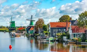 Häuser am Wasser in der Niederlande